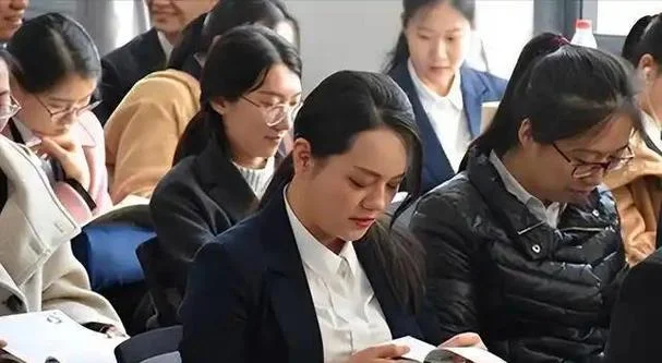 女性报考公务员_2