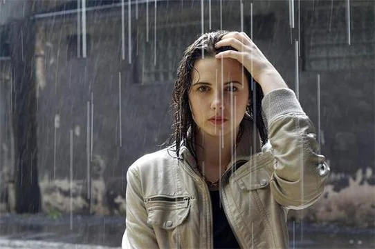 梦见下雨是啥意思_1