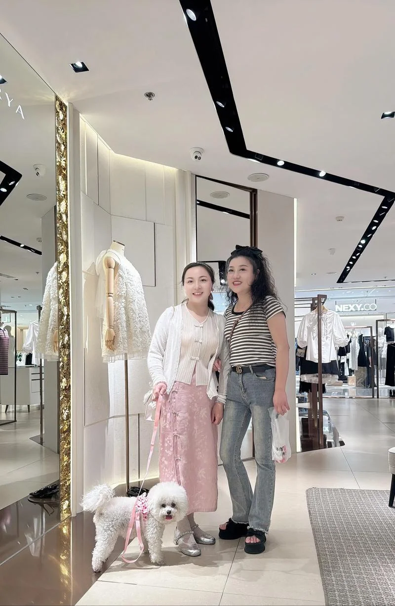 梦见自己逛街买衣服-梦逛街购衣