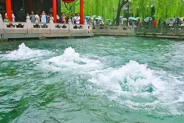 梦见泉眼不停的冒水_1