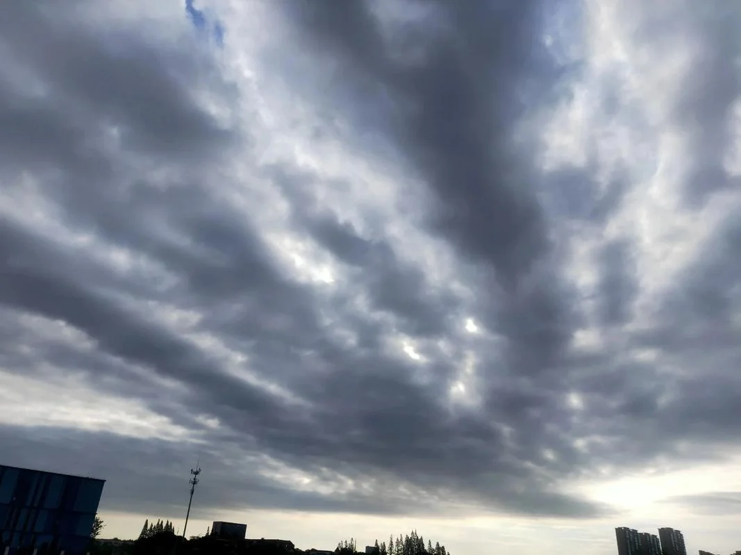 梦到乌云密布下大雨-乌云大雨梦境