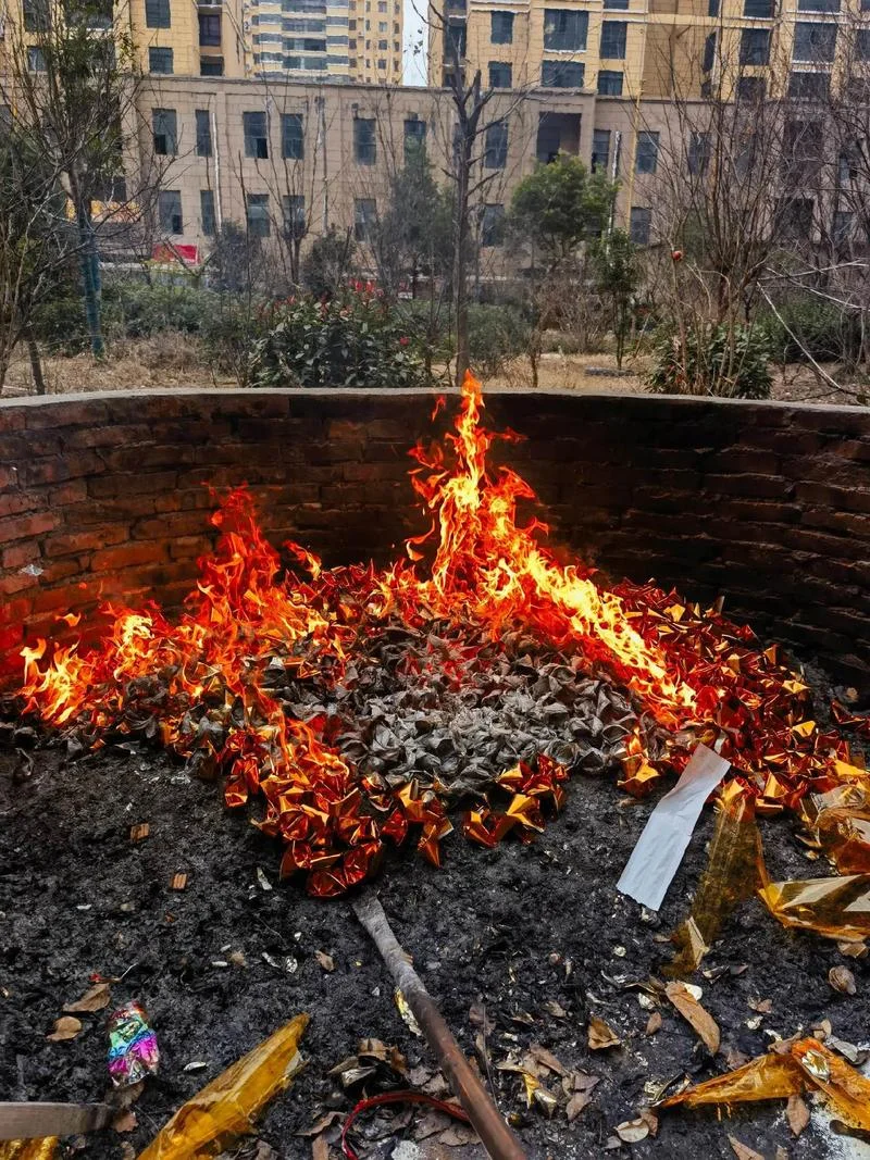 梦见坟地里失火被浇灭-梦坟地失火被灭