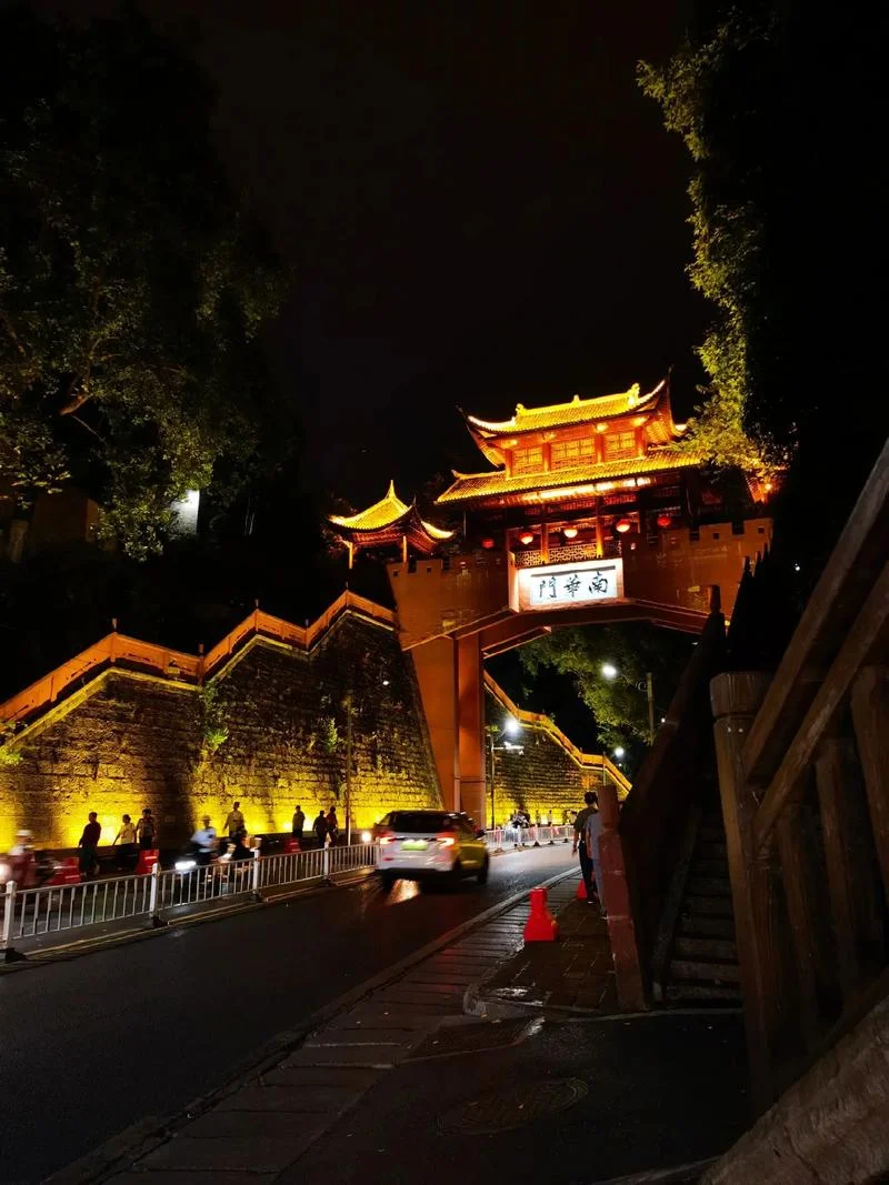 到凤凰古城多少公里_1