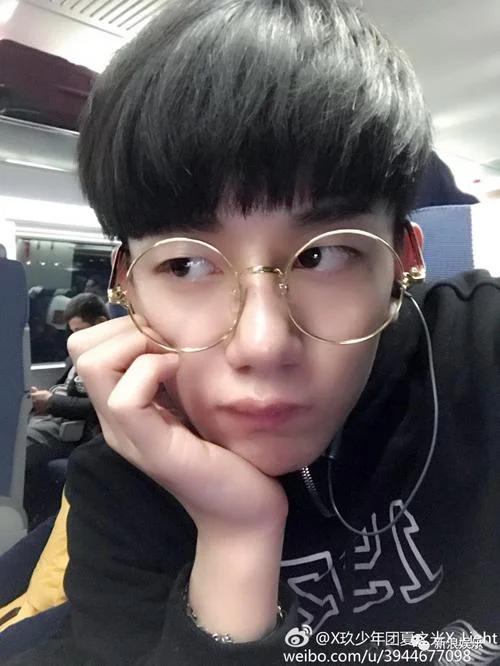 胖超说艺考成员眼镜_2