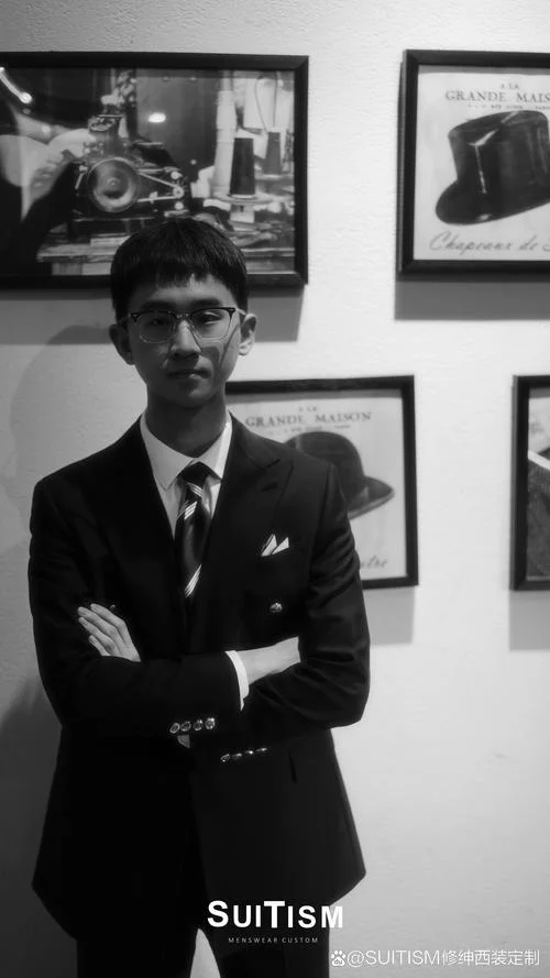 播音主持艺考西装男_1
