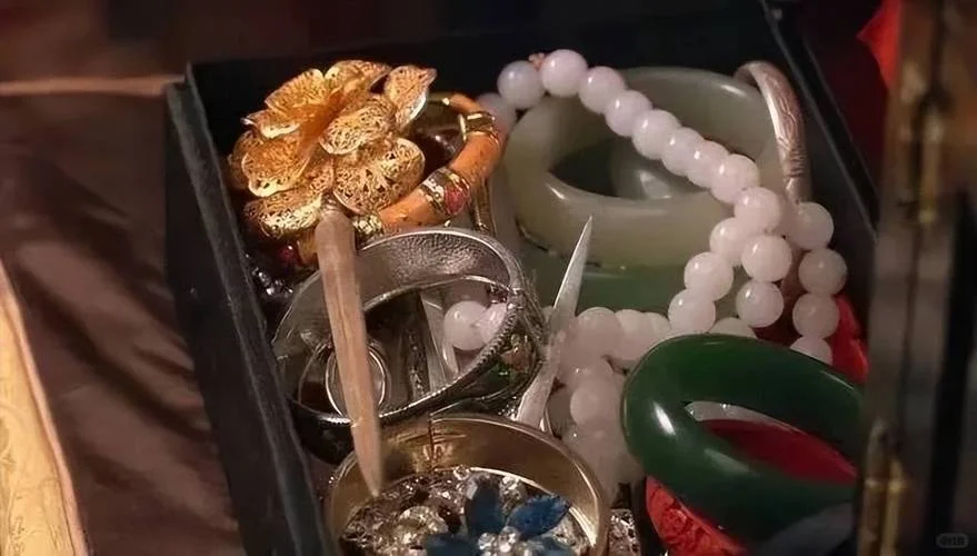 梦见好多珠宝首饰_1