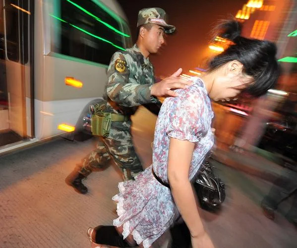 消防兵救出自己女朋友_2