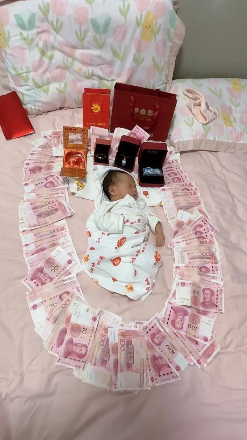 梦见有人给孩子拿钱-梦见他人赠子钱财