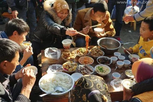 梦见吃酒席人很多_2