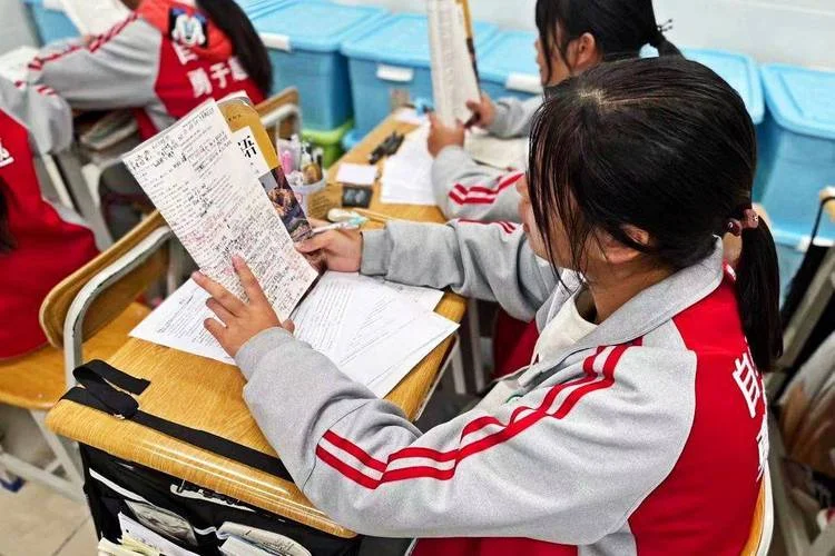 梦见自己在学校读书-梦回校园求学