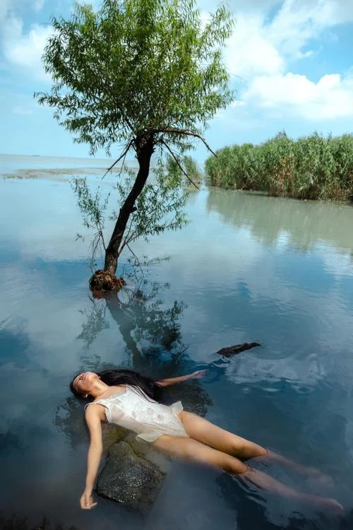 女人做梦大水冲走东西-女人梦大水冲物