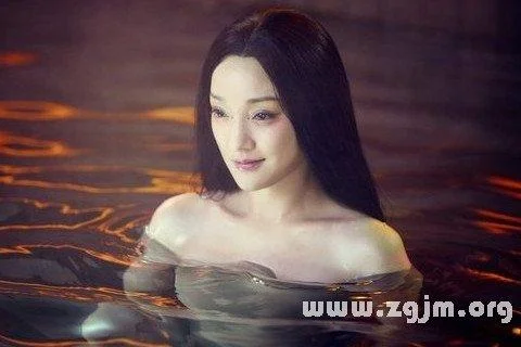 梦见自己女人光着全身什么意思?_2