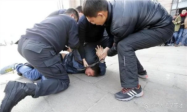 梦见警察抓别人车_1