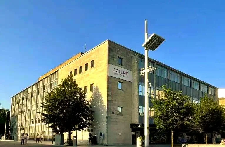 英国南安普顿大学教育_1