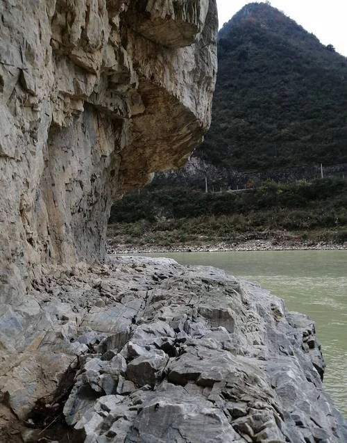 梦见差点掉下悬崖峭壁_2