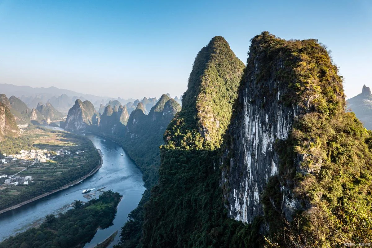 桂林漓江景点五马画山-桂林五马画山