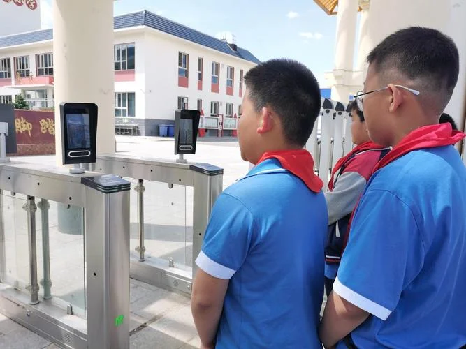 学校门前刷脸的叫什么_1