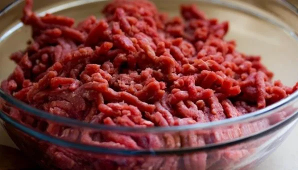 梦见家人吃生肉带血-梦家人食带血生肉