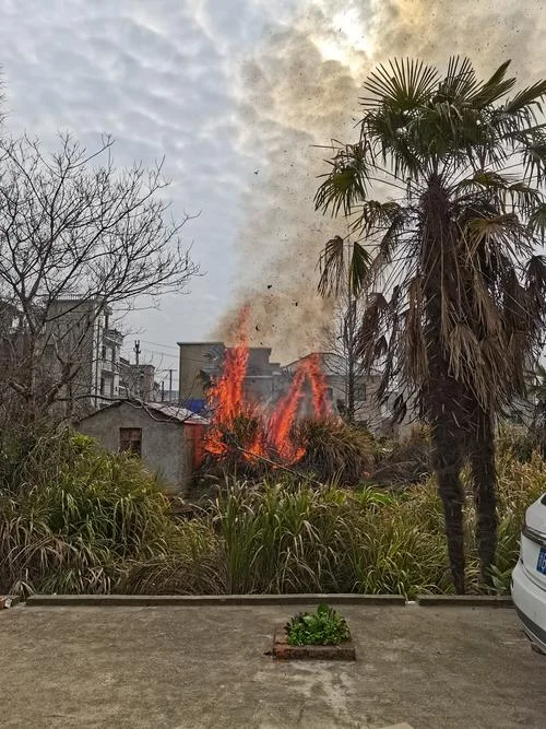 梦见火烧自己的房子-梦焚自家宅邸