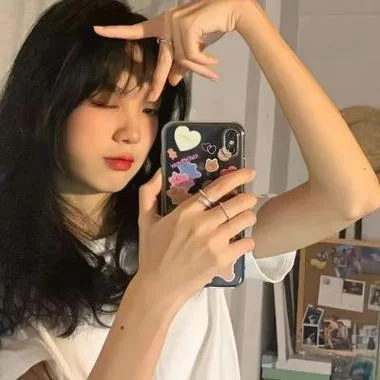 qq女生头像玩手机_1