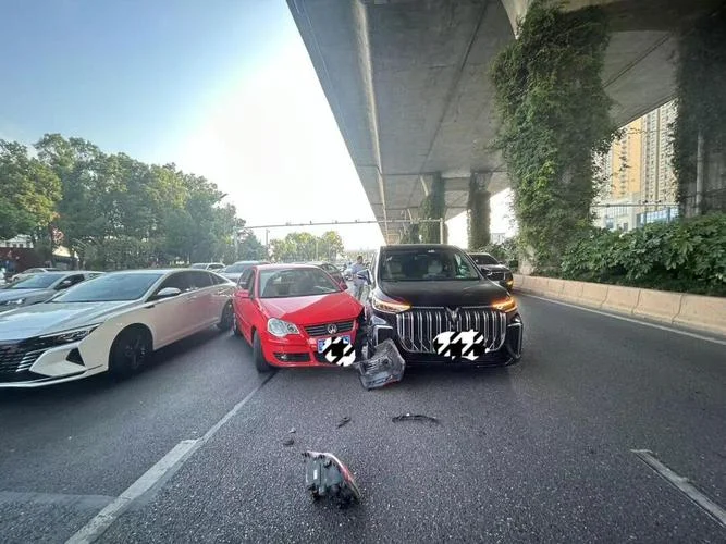 梦见别人撞我车了是什么预兆_2