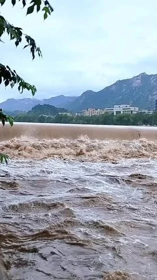 梦见汹涌的河水很吓人_1