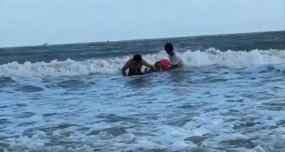 梦见被海浪卷走-梦遇海浪吞噬