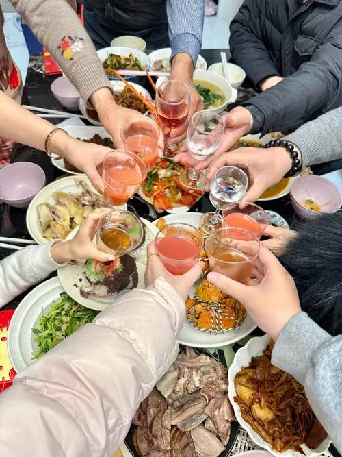 梦见和别人喝酒吃肉_1