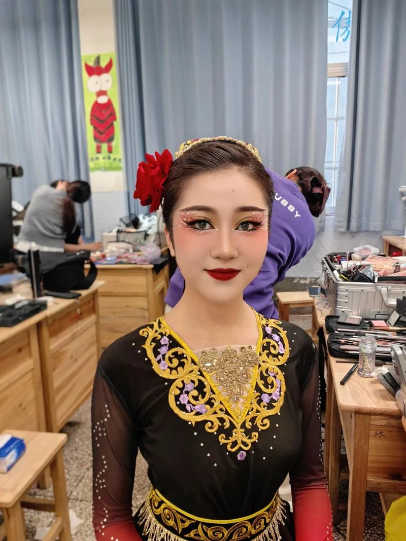 艺考化妆怎么化_1