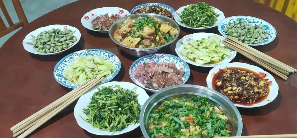 梦见自己在吃饭是什么预兆-梦见吃饭预示吉兆