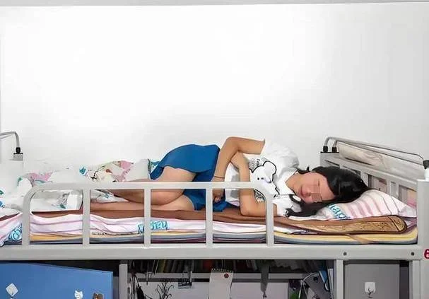 梦见女生宿舍住进来一个男生-女生宿舍突来男生