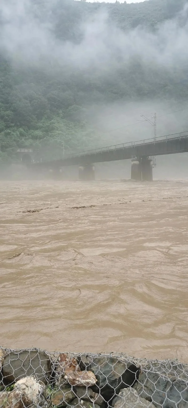 梦见洪水突然来势凶猛-洪水来袭梦惊醒
