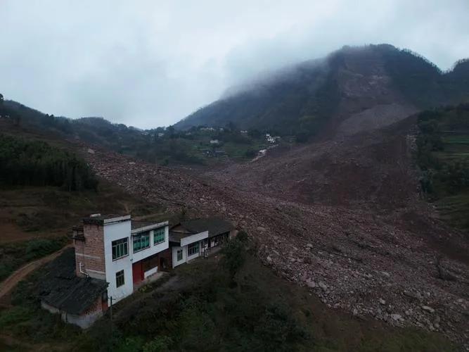 梦见地震山体滑坡_1
