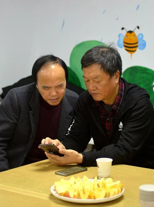甲早年留学美国,后在美国_1