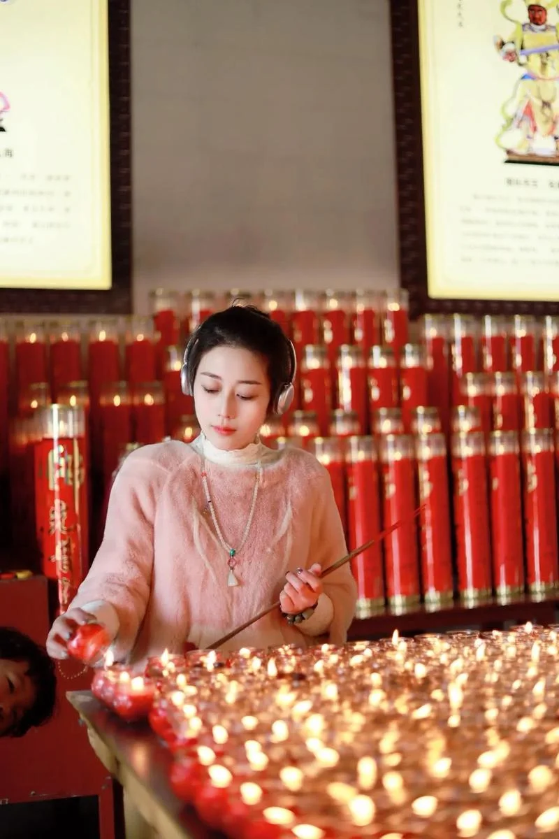 梦见自己去庙里烧香-梦入古刹焚香祈福