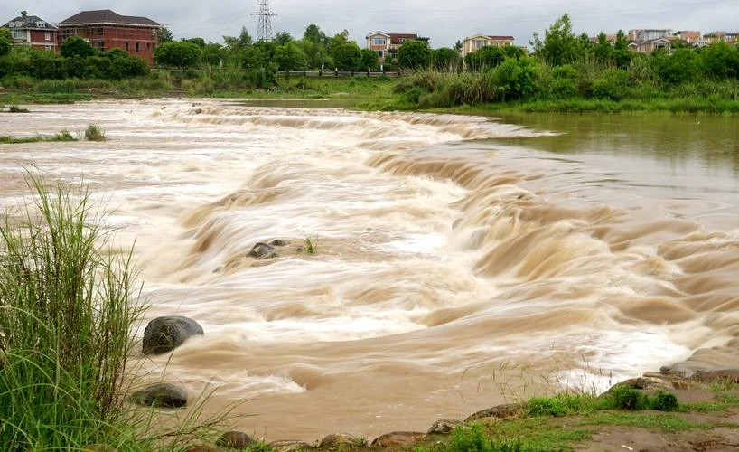 梦见河水上涨淹了路面_2