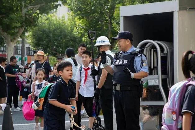 梦见去学校找警察同学-梦寻警校同窗