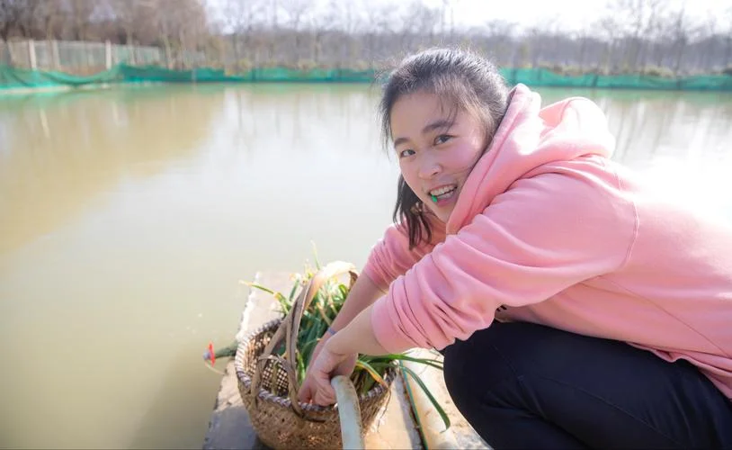 女人梦见空手捉活鱼_1