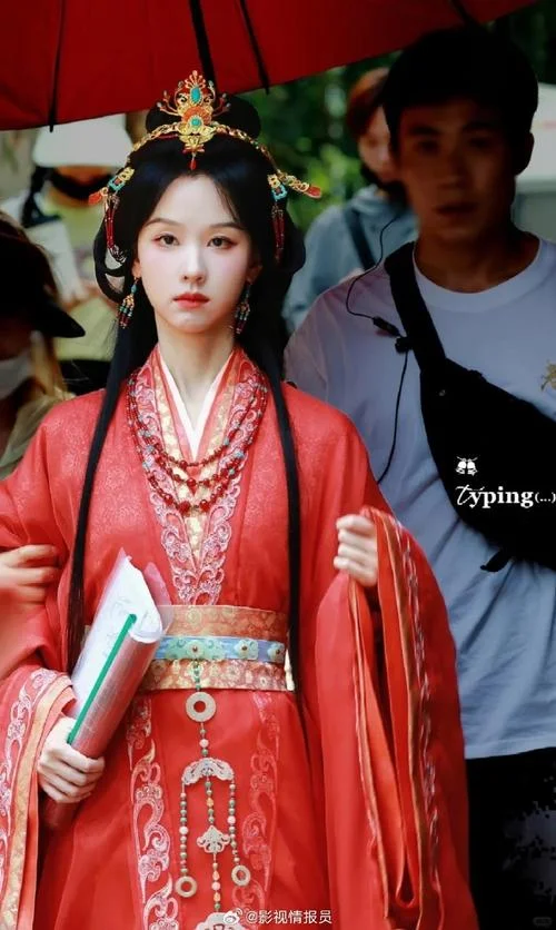 衣妆楚楚的出处_2