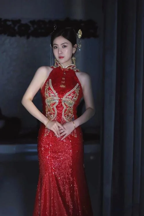 订婚衣服买什么样的女生-女生订婚服选购