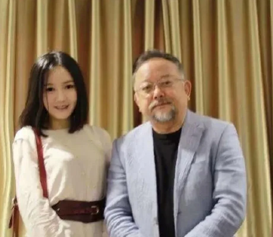 王刚的妻子是做什么的_2