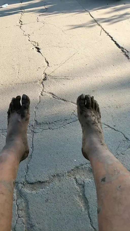 梦见脚踩泥巴穿鞋_1