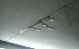 梦见屋里漏雨屋顶塌陷_1