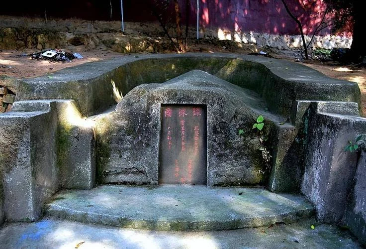 梦见高大的墓碑_2