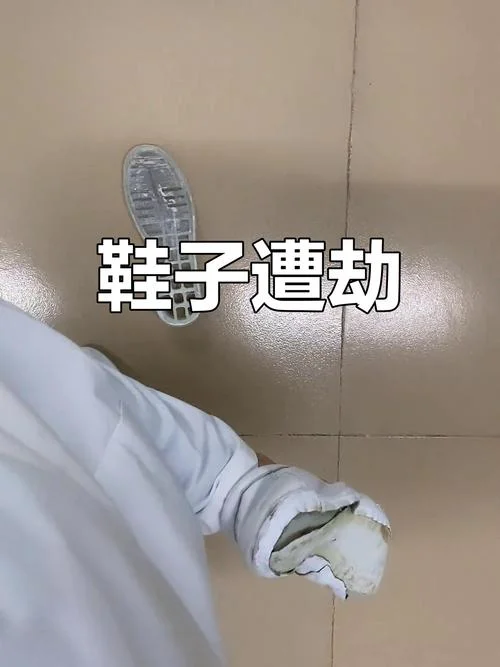 梦见鞋底掉了粘不上_1