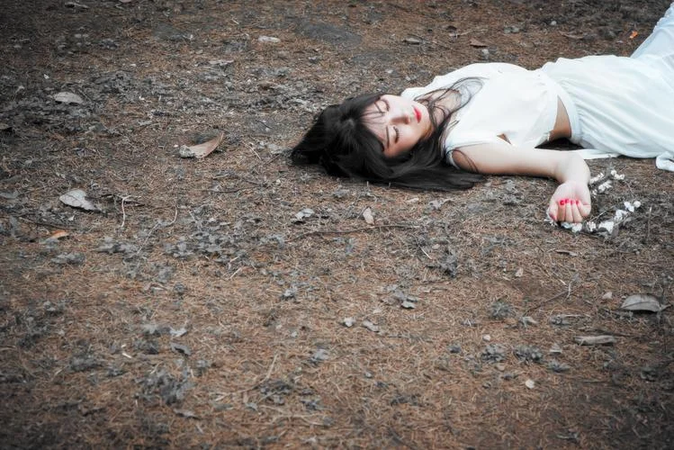 女人梦见自己掉到坑里_1