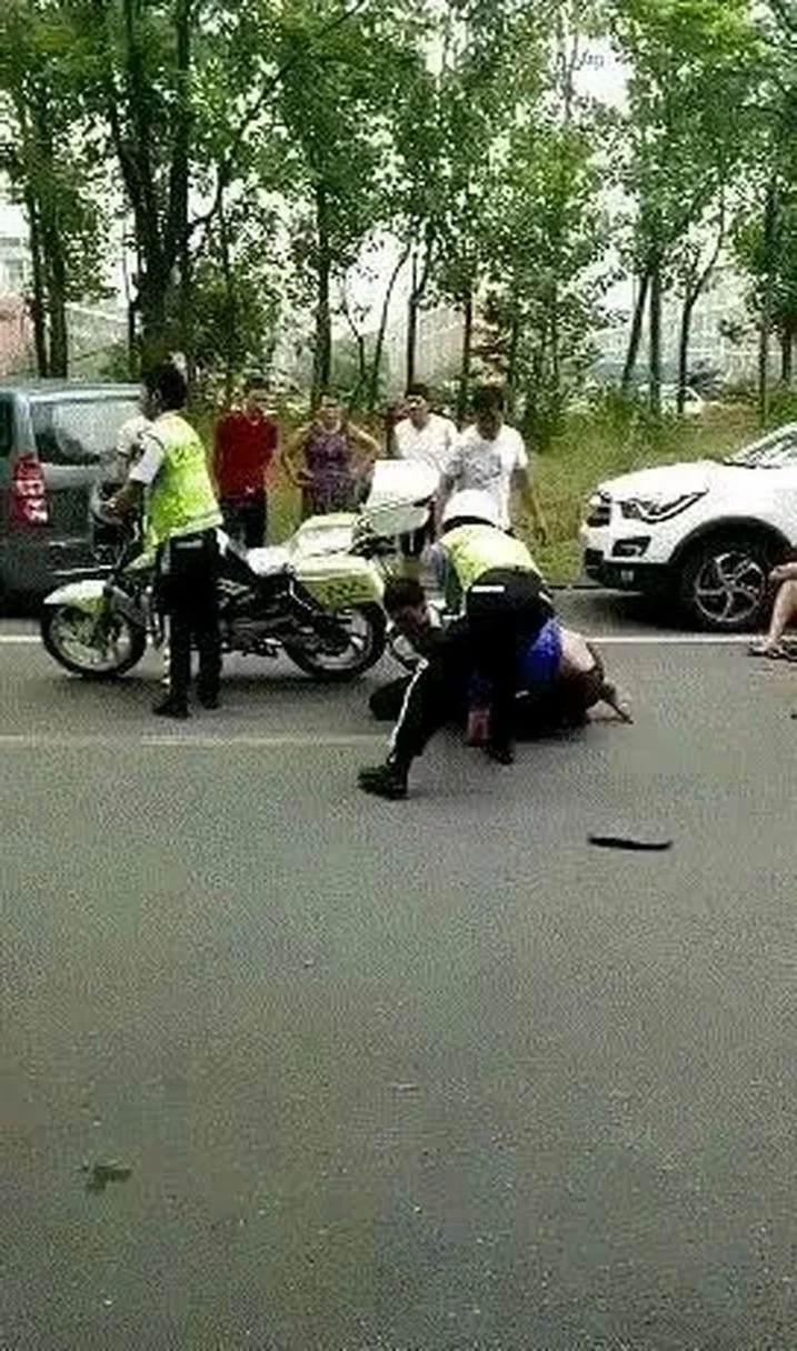 梦见警察抓别人车-梦警拘他车