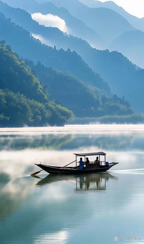 梦见湖面平静景色优美_2