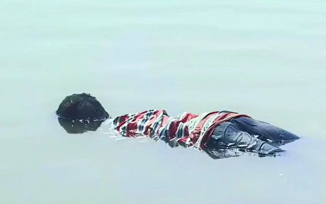 梦见死小孩在水里面_1