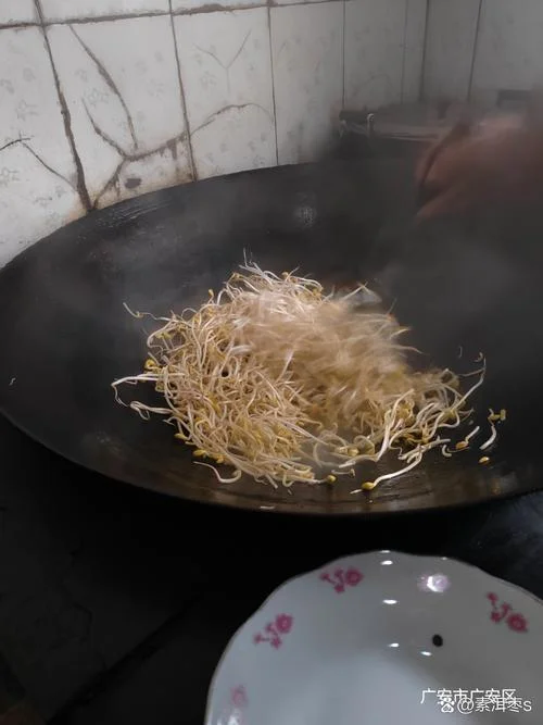 梦见自己添柴烧火做饭-